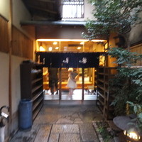 モリタ屋 木屋町店 - 狭い入口を抜けると趣のある玄関