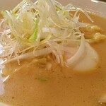 喜一 - 温泉卵を崩して麺に絡ませる。