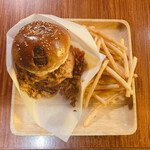 Burger Revolution Tokyo Wine & Bar - 神戸牛100% BRTバーガー・ポテトフライ