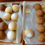 カフェ＆ワイン トロール - ほうれい線とゴマのパン、豆乳パン、豆乳レーズン、雑穀ふすまパン、チーズボール