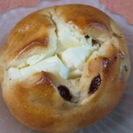 ふくいくベーカリー - レーズンクリームチーズパン
