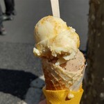サンデーベイクショップ 幡ヶ谷店 - みかんとブルーチーズ、スパイス(チョコ入り)のアイス
                                手焼きのワッフルコーンがとっても美味しいです