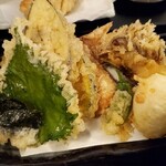 讃岐うどん 白庵 - 天ぷらは半熟たまご、舞茸、獅子唐、茄子、南瓜、竹輪、大葉、海苔の8種類