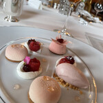トゥールダルジャン - 木苺とシャンパーニュ ロゼのムース ライム香るサブレと桜風味のアイスクリーム添え