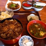 Tsukasa - 味噌汁、サラダ、小鉢、漬物がセット