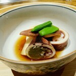 温石 - 他の皆様には、神戸牛のしんしんを丁寧にやすませながら焼いたものを。私にはジンドウ烏賊の印籠詰めと筍の炊き合せ。やはり私はこちらが嬉しい♡