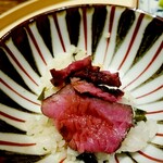 温石 - 目の前に置かれた神戸牛を見ていると、少しだけ味見してみます？と聞いてくださる。頂きました。