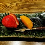 温石 - ジュースを注入したように濃い苺。杉山さんが是非と仰っていた時期に来られてうれしい。この苺を取りに行っていた時に、鰹が揚がったと知らせがあったそうです。忙しかったそうですm(__)m