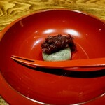 温石 - 今回は草餅。藤枝の小豆と仰ったかしら？とても美味しかった。折詰を待っていたけど無かった(笑)