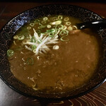 Itsupai - カレーラーメン。どんぶりのふちの辺りのカレーとスープが分離してるの分かりますかね。