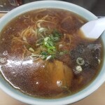 月見軒 - 麺が泳いでる。