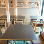 KOTOWARI - １階客席。テーブルは大きく、ゆったりお食事できます
