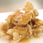 からあげの篤 - (もも肉)秘伝のからあげ粉にまぶして、外はサクサク、中はジューシー！特製のさっぱり和風タレ付き。