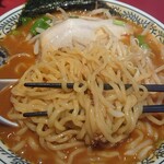 丸源ラーメン - 熟成味噌ラーメン　825円　麺アップ