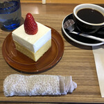 CAFELOUNGE MOーNYAN - いちごのケーキ　６５０円
ＭＯ－ＮＹＡＮブレンド  ３００円（セット料金）