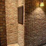 Ilco - 暖かみのあるイタリアのレンガ造りの内装。