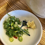 讃岐うどん 本格手打 てつ家 - 刻みネギとおろし生姜