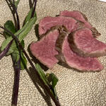 trattoria e poi - 牛トモサンカクのロースト紅菜苔のサラダ