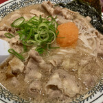 丸源ラーメン - 豚バラ肉の甘味、背脂のコク、玉ねぎや柚子胡椒の辛みが鶏がらベースのスープと合わさって、何ともまろみのある優しい味になります。