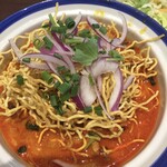 メナムのほとり - カレーに入った揚げ麺