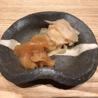 築地青空三代目 丸の内 - 202103  ガリ（手前:甘酢、奥:米酢）