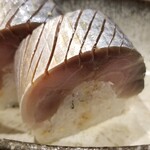 白山 - ⑬鯖(九州産)寿司
            皮はしっとり、身は脂がのって旨みたっぷり
            しかし、もう一捻り欲しいところ