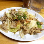 博多とんこつ 大晃ラーメン - モツ炒め（￥580）。弾力豊かな食感、濃いめの塩ダレで、酒の進む味付け