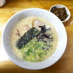 博多とんこつ 大晃ラーメン - ラーメン（￥690）。塩加減は強くなく、博多長浜のあっさりした味を志向している様子