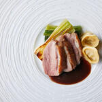 ``Kyoto duck roti with grilled onion leaves'' is a dish that is carefully grilled to perfection.