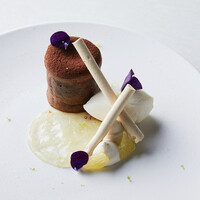  芳醇な香りも愉しむ『ウイスキー「山崎」風味のフォンダンショコラ　ライムのソース』