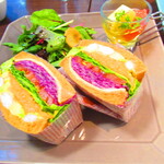 ノーザンテラスダイナー - たっぷりのフィリングサンドウィッチプレートディナー　１８００円（税込）エビとアボガドのアップ【２０２１年３月】