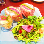 ノーザンテラスダイナー - たっぷりのフィリングサンドウィッチプレートディナー　１８００円（税込スモークサーモンとポテトサラダ）【２０２１年３月】