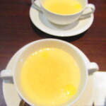 ノーザンテラスダイナー - たっぷりのフィリングサンドウィッチプレートディナー　１８００円（税込）のスープのアップ【２０２１年３月】