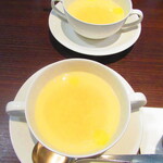 ノーザンテラスダイナー - たっぷりのフィリングサンドウィッチプレートディナー　１８００円（税込）のスープのアップ【２０２１年３月】