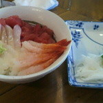 三味丼（マグロ中落ち、甘エビ、平目）（１０００円）