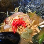 とんこつラーメンいしい - ガソリンチップ、紅生姜、おろしニンニク