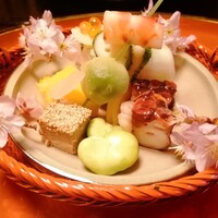 菊乃井 本店 - 「八寸」鯛木の芽寿司・蛸柔らか煮・蝶々長芋・厳烏賊花見串・一寸豆・花弁百合根 いくら・花弁独活・蛍烏賊香酒漬け
