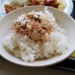 みんなの食堂 - カウンターにふりかけがありましたのでパラパラしました