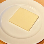 洋食の店 橋本 - 巨大なバターを薄く切り出してテーブルに置いてくれます