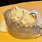 洋食の店 橋本 - 猫の置物もテーブルに置いてありました　心和む雰囲気です