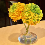 洋食の店 橋本 - 通されたテーブルには小さい花が活けてあります　マダムに何の花か聞いたら花屋に任せているから知らないって（笑）