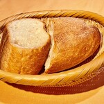 洋食の店 橋本 - パンは自家製かな？料理が出てくる前に我慢できずに食べちゃいました