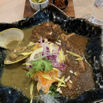 バガワーン カレー - 3種（紅ずわい蟹、ハマグリ、サバ茶）
      ＋小鉢2品（辛いブロッコリー＆辛い小海老）
      1300円＋50円＋50円