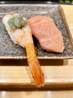 都寿司 - 寿司は何度見ても驚く巨大な牡丹海老と大トロからスタート