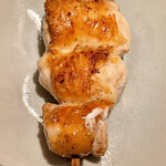 オオクサ - 熊野地鶏のムネです　巨大な切りつけ方で迫力満点　皮はパリッと中は大変ジューシーです　鶏ムネ肉のイメージが変わります