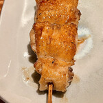 オオクサ - モモソリ登場です　さっき食べた熊野地鶏のムネが小さく感じるサイズです