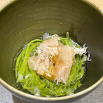 鮨 心白 - もずくと数の子　新物の型の良い数の子でした　コリッコリのヌルヌルで面白い食感です