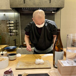 鮨 心白 - 片時も動きを止めずそれでいて酒の注文にも素早く対応する石田さん　八面六臂の活躍とはこういうことでしょうか