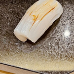 鮨 心白 - 握りは墨イカからスタート　コロナ前は寿司が出てくるまでに2時間半はかかったものですが（笑）二品目が握りとはコロナって怖い