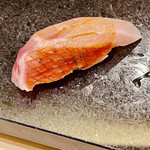 鮨 心白 - 皮目を軽く炙った金目鯛の握り　内房の金目も美味いなぁ